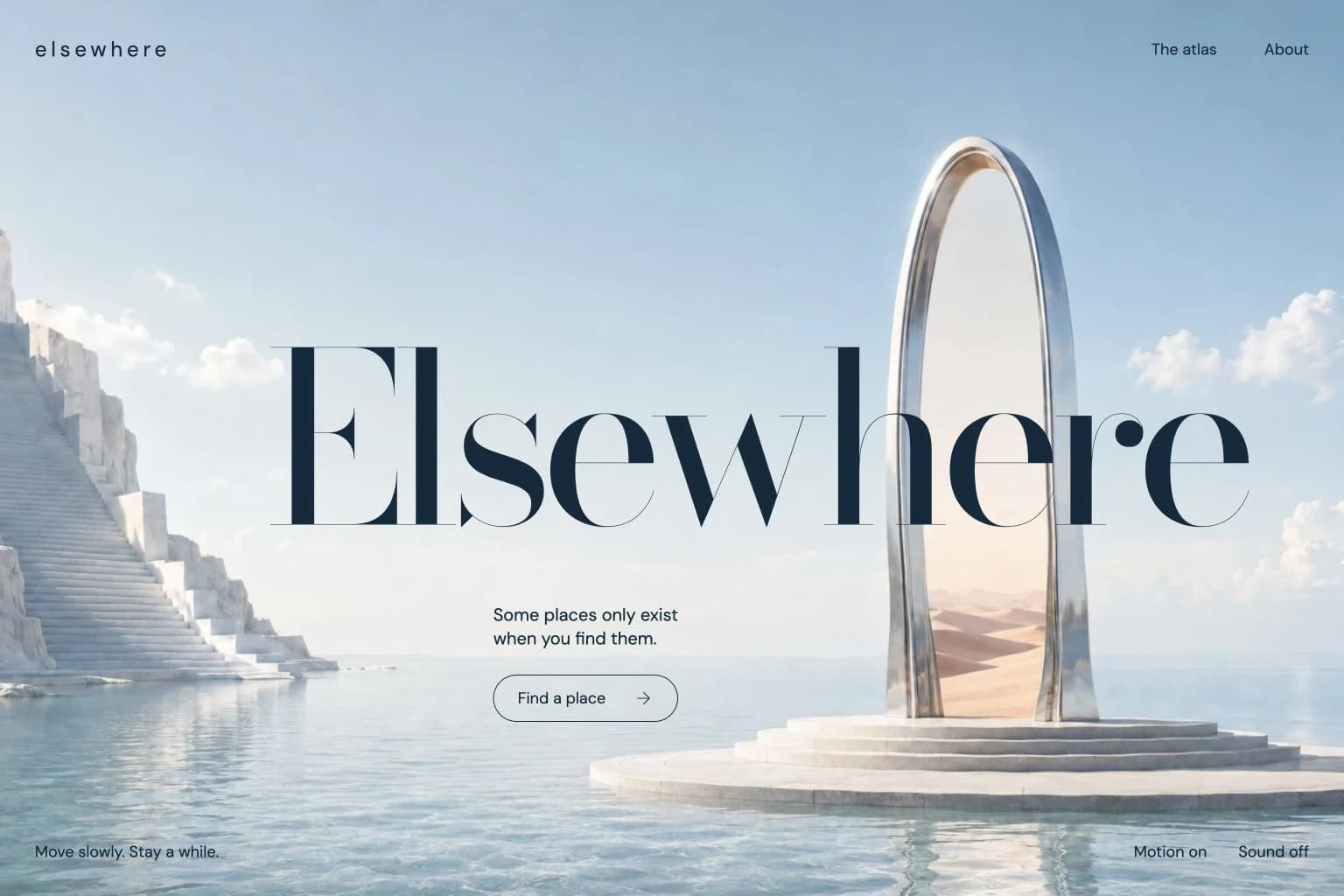 Page d’accueil d’Elsewhere avec un portail argenté posé sur une étendue d’eau bleue, un escalier blanc au loin et un grand titre éditorial