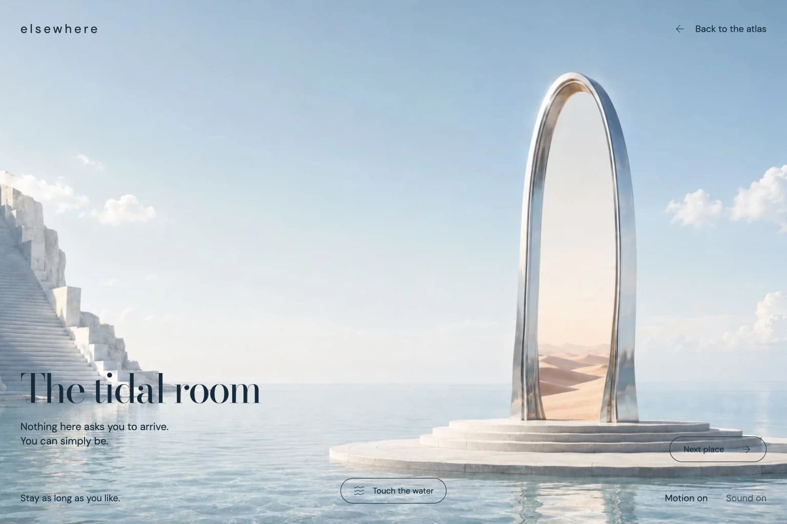 Vue à l’intérieur de The tidal room, avec le décor central dégagé et les commandes d’interaction avec l’eau et de destination suivante en bas