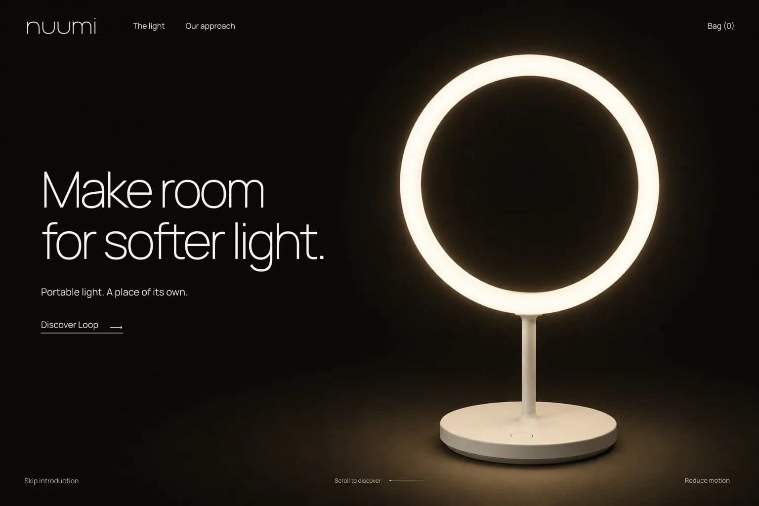 Page d’accueil de nuumi avec une lampe annulaire allumée et le slogan Make room for softer light